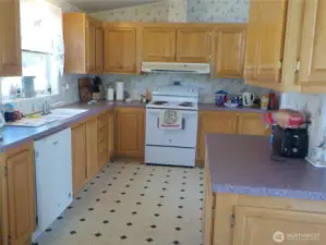 PASS-THRU KITCHEN AT BOTH ENDS