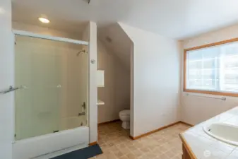 5 piece bath in master suite