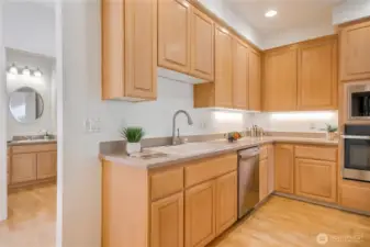 Plenty of counter space. Neutral color palet.