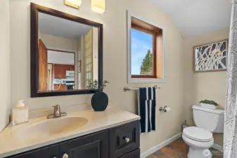 Upper floor full bath