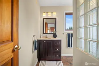 Upper floor full bath