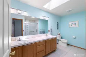 Primary en suite bath