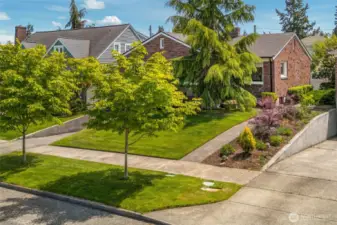Welcome to this charming brick home in Proctor, featuring numerous updates such as refinished hardwood floors, newer carpeting, a new sewer installed in 2022, and a refreshed basement space. Enjoy leisurely stroll to Proctor shopping, various amenities, and the Farmer's Market!