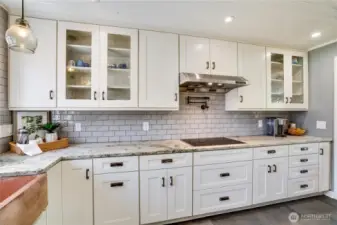 Cooking just got easier with the convenient pot filler over the stove—perfect for effortlessly preparing a big pasta dinner or filling large pots without the hassle.