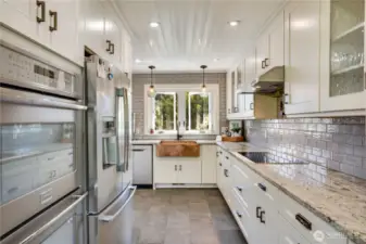 Looking for a dream kitchen that is practical yet stylish? The combination of tile flooring for effortless cleaning and ample storage solutions makes for a space that's both functional and inviting. Whether it’s a quick meal prep or a full-on culinary adventure, having everything organized and within reach can make all the difference.