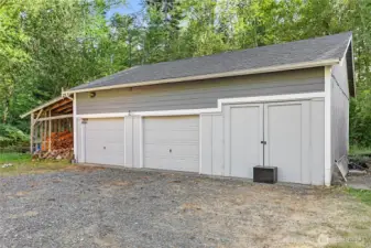 Wonderful 3 bay shop. 1080 Square ft plus lien to.