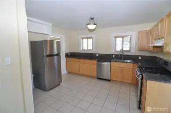 Nice triangle from fridge to stove to sink.