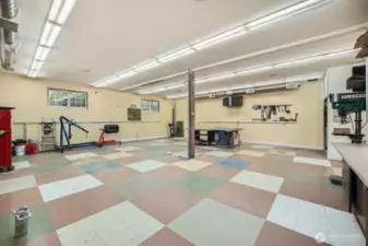 2100 sf shop--  workbench on right stays