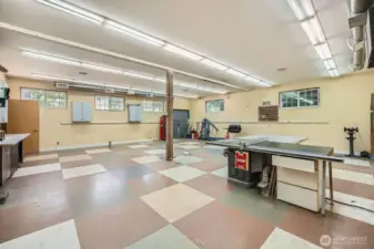 2100 sf shop