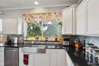 Kitchen w/ Island