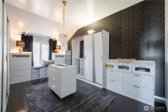 This room offers the choice of a 4th bedroom or a dream-worthy primary closet!