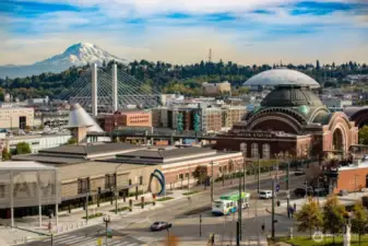 The Roberson building offers the best of city living with easy access to Highway 705, dining, shopping and cultural attractions.