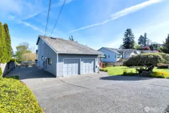 Huge Driveway w/ room for an RV!