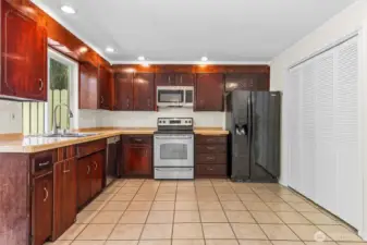 Cherry Wood Cabinets w/ plenty of storage~