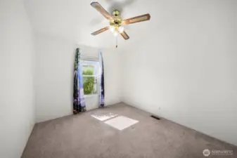 2nd bedroom with ceiling fan.