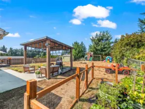 Garden area, outbuildings - a lot to see!