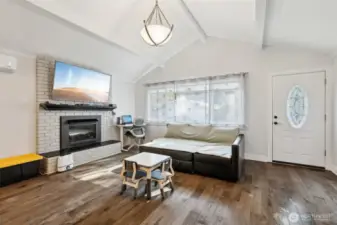Livingroom with fireplace and vaulted ceiling