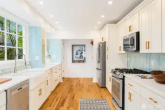 Quartzite counters, gorgeous tile, gas stove, all new appliances