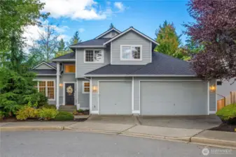 Beautifully maintained home located on a quiet cul-de-sac between Woodinville and Bothell.