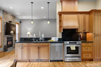 Kitchen with breakfast bar