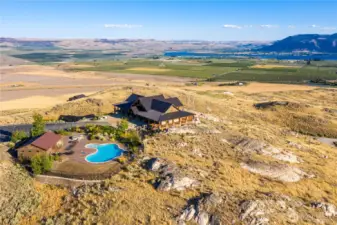 Community lodge & swimming pool