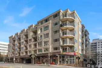 Top-floor Bellevue condo with city views & natural light.