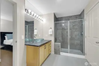 This huge continental bathroom is a delight!