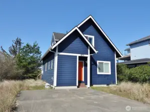 Front of the home of this beach-style cottage design.