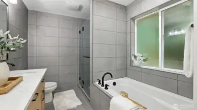 Master bath w/tub