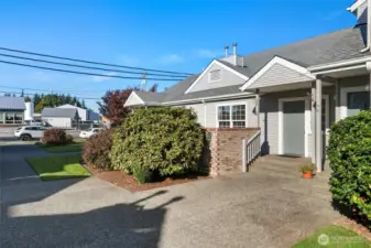 Single Level Condo in beautifully maintained condo complex.