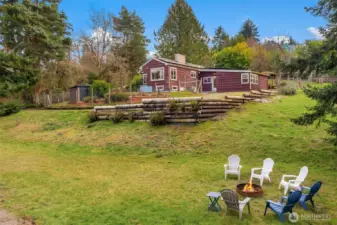 Within one minute of ferries to the city, this is a rare find!