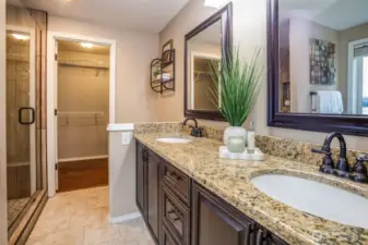 Luxurious and private! This 5 pc primary en suite is sure to please. Relax and take in the lake views while enjoying the soaking tub after a long day. So much room in this walk-in closet!