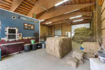 There is a Premium Nelson Atomatic Waterer in this barn with LED lights and roll up doors on both ends with concrete aprons.