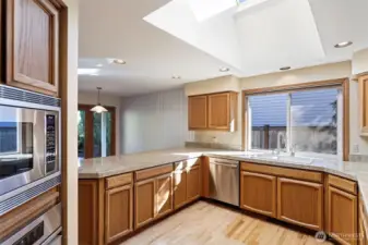 Kitchen w/Breakfast Bar