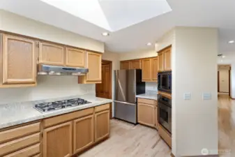 Kitchen w/Breakfast Bar