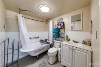 Downstairs Unit/Full Bath