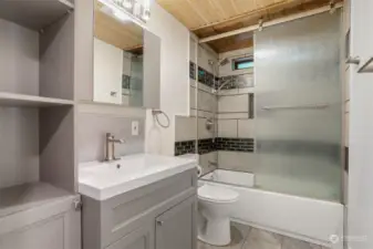 Remodeled hall full bathroom.