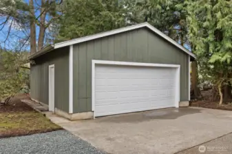 Detached garage w/new garage door.