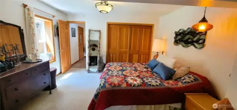 Bathed in natural light, this serene space features warm wood tones and charming vintage touches. A cozy and personal haven, perfect for rest and relaxation.