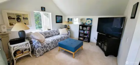 Unwind in this spacious upstairs retreat—where a flexible lounge area invites reading, movie nights, or quiet mornings with a view. It’s more than a guest suite—it’s a sanctuary for relaxation and inspiration.