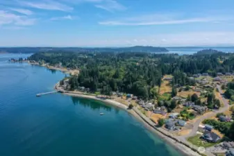 So close to the Waterman Dock... you can throw crab rings during the season.