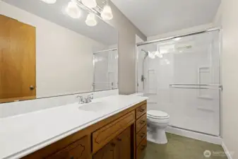 Full bath for guests and bedrooms