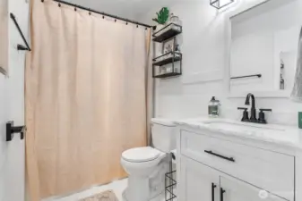 Upstairs Full Bathroom