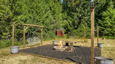 Thoughtfully designed & graveled firepit area~