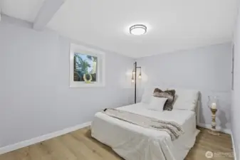 second bedroom with closet