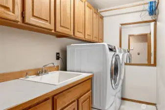 Utility room, appliances stay