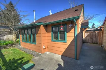 Nicely built studio+ cottage fits perfectly in rear off alley