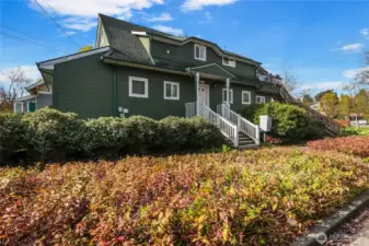 Great location minutes from the UW & Seattle Children's.