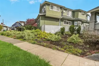 Stroll to Cowen Park, Green Lake, groceries, dining, shopping, & more!