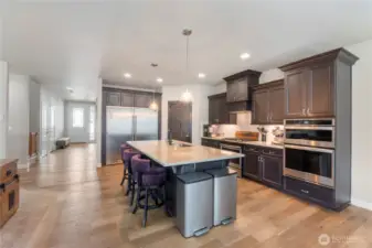 Great Kitchen w/Walk-in Pantry